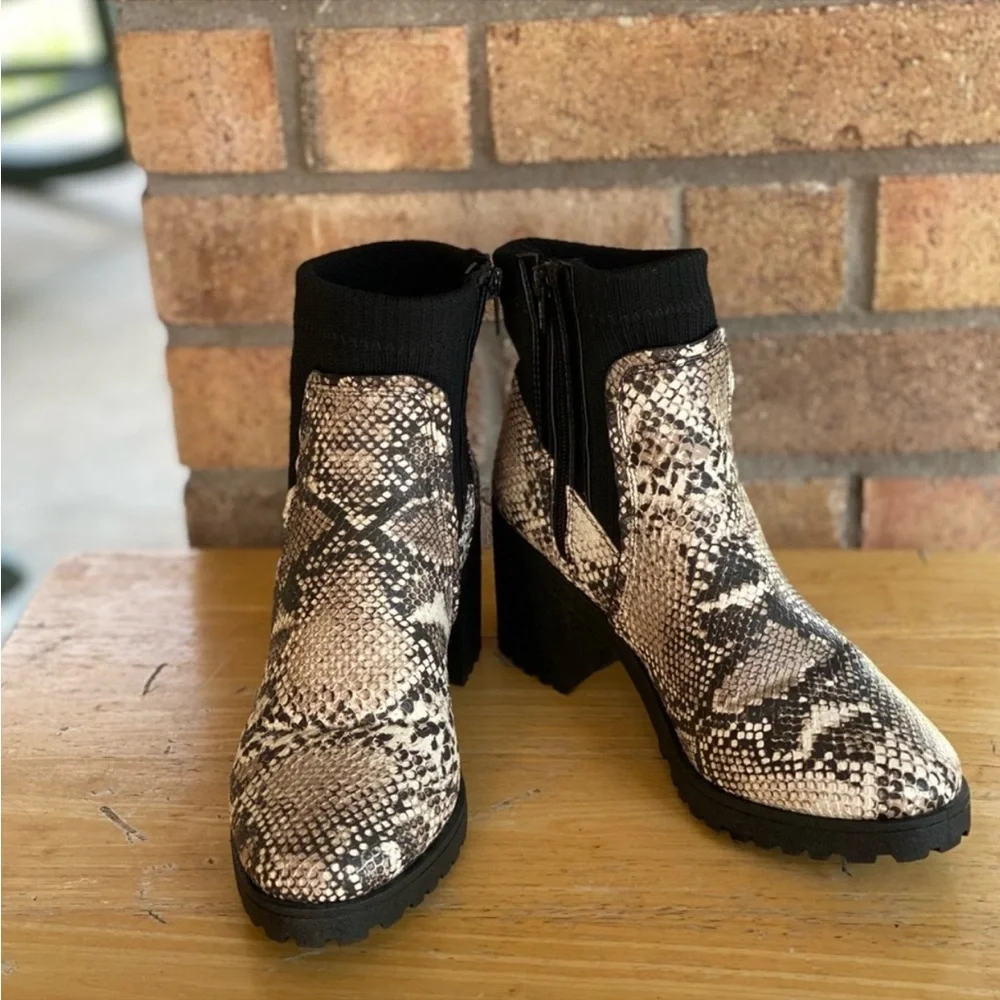 Qupid Black & Tan Faux Snakeskin Sock Ankle Chunky Blick Heel Boots Size 7